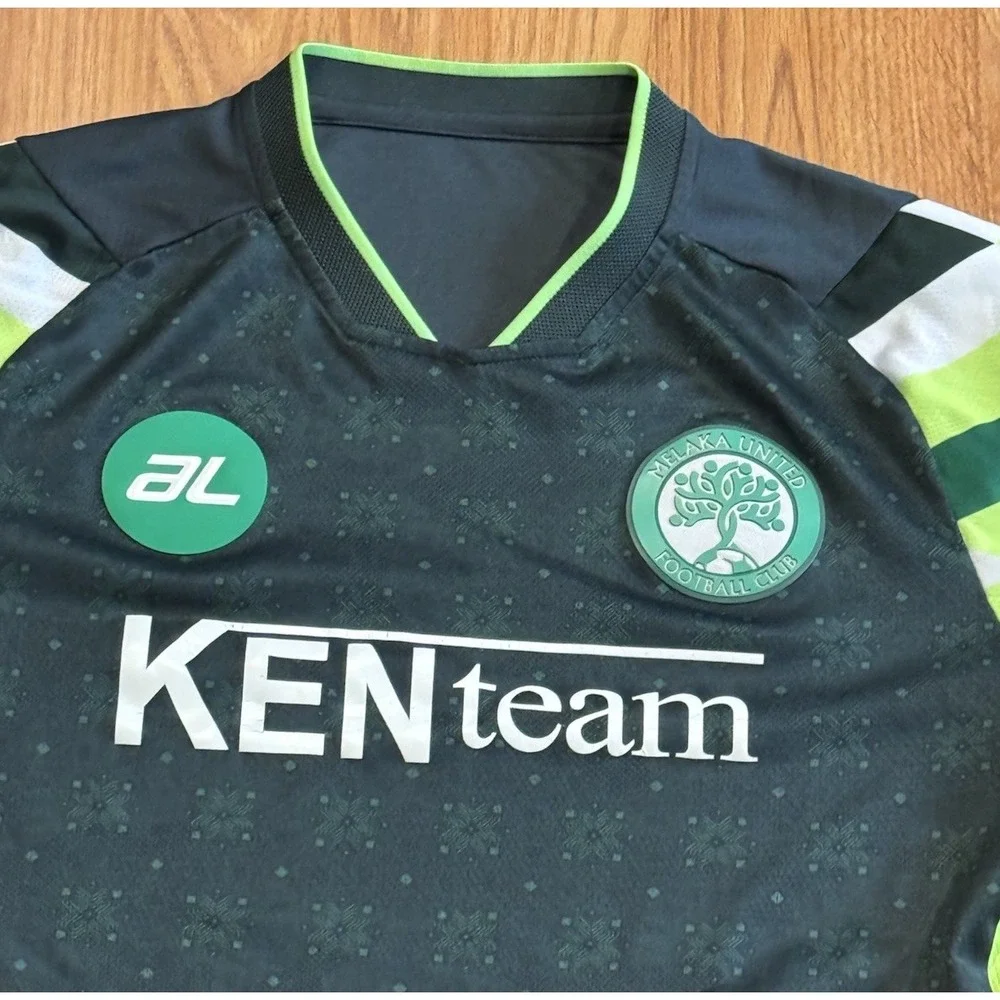 Melaka UNITED HOME FOOTBALL SHIRT SIZE L ADULT Soccer Jersey